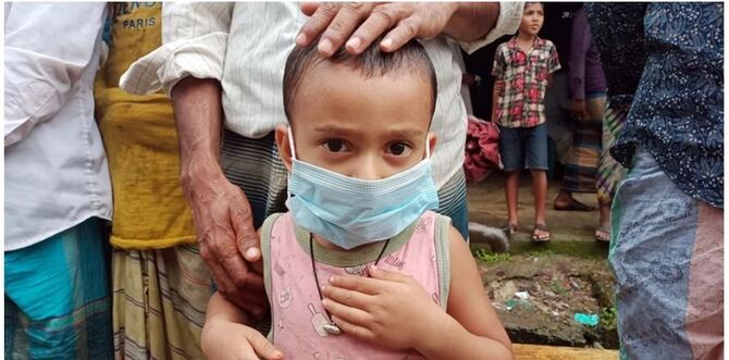 খুনিদের গ্রেফতার দাবিতে বৃষ্টিতে ভিজে মানববন্ধন