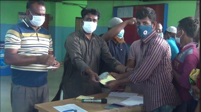 হাকিমপুর পৌরসভায় প্রধানমন্ত্রীর ঈদ উপহার পেল সাড়ে তিন হাজার পরিবার