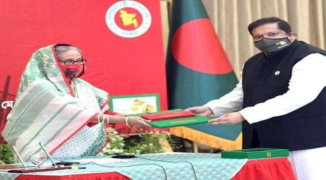 বাবার স্বাধীনতা পুরস্কার গ্রহণ করলেন ক্রীড়া প্রতিমন্ত্রী