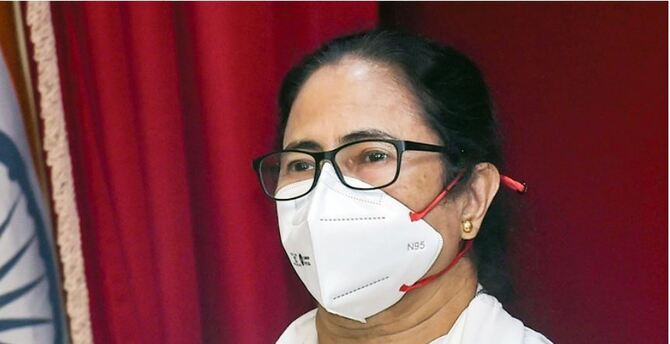 পশ্চিমবঙ্গ মন্ত্রিসভার শপথ, মমতার হাতে ৬ দফতর