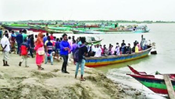 ফেরিতে চাপ, ঝুঁকি নিয়ে ট্রলারে পদ্মা পার
