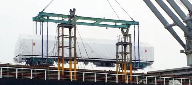 মোংলা বন্দরে মেট্রোরেলের দ্বিতীয় চালান খালাস চলছে