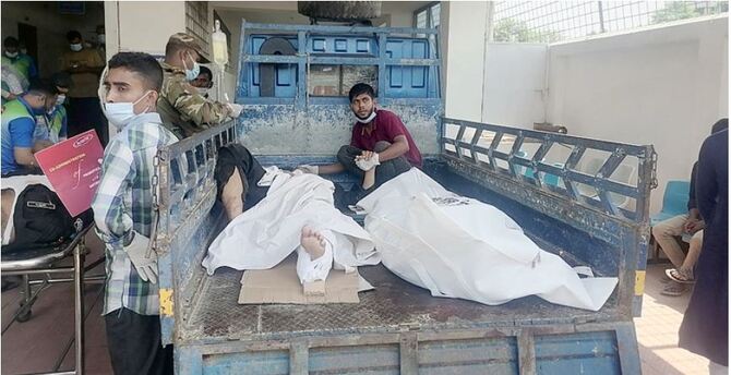 র‌্যাবের বিকল গাড়িতে মাইক্রোবাসের ধাক্কা : সার্জেন্টসহ নিহত ২