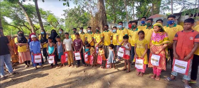 ঈদের নতুন পোশাক পেয়ে খুশি হিলির অসহায় শিশুরা