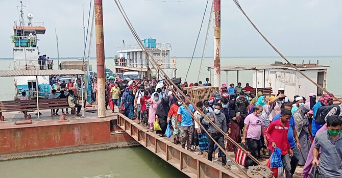 ফেরিতে গাদাগাদি করেই ফিরছে মানুষ