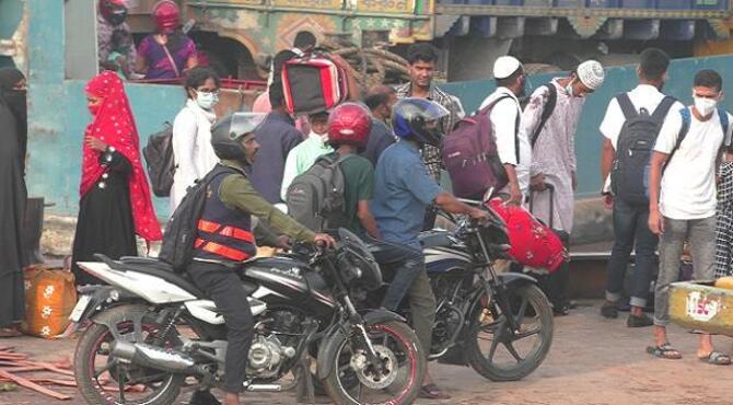 পাটুরিয়ায় বাড়ি ফেরা মানুষের ঢল, ভাড়াও কয়েকগুণ বেশি