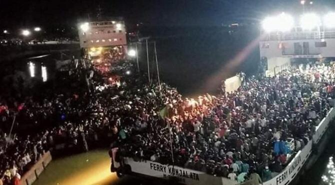 মধ্যেরাতেও ফেরিঘাটে বাড়ি ফেরা মানুষের ঢল