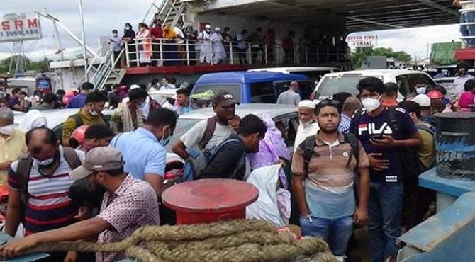 পাটুরিয়া-দৌলতদিয়ায় ঘরে ফেরা মানুষের চাপ