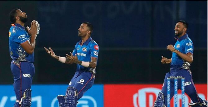 পোলার্ডের সাইক্লোন ইনিংসে অবিশ্বাস্য জয় পেল মুম্বাই