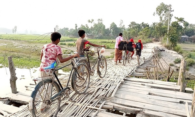হাজারো মানুষের ভরসার সাঁকো!