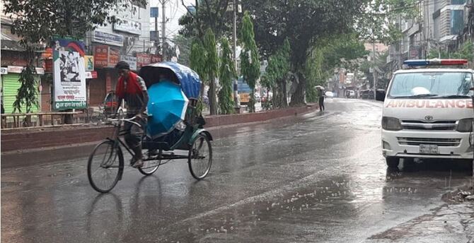সকাল থেকেই গুঁড়ি গুঁড়ি বৃষ্টি ঢাকায়