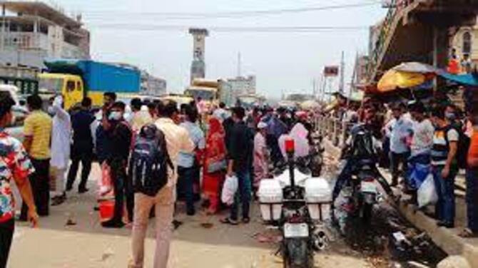 ঢাকা-চট্টগ্রাম মহাসড়কে যাত্রীদের উপচেপড়া ভিড়