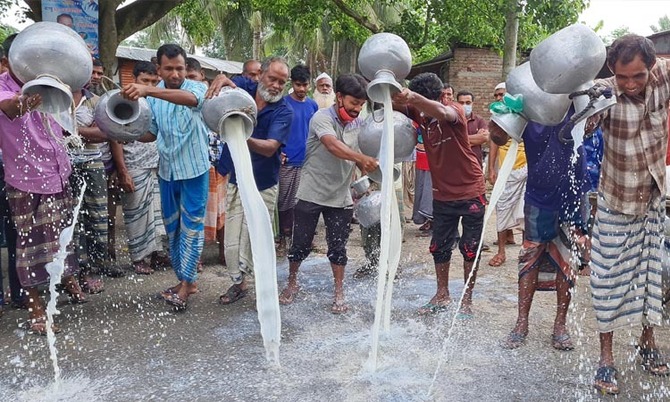 বিক্রি না করে রাস্তাতেই ৫০ লিটার দুধ ফেলে দিলেন খামারিরা!
