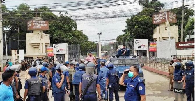 আশুলিয়ায় বন্ধ কারখানার শ্রমিকদের সড়ক অবরোধ