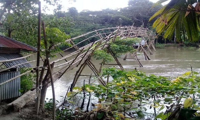 ৭ গ্রামের পারাপারের একমাত্র মাধ্যম বাশেঁর সাঁকো