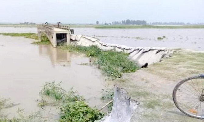 রাজারহাটে তিস্তার পানি বৃদ্ধি পেয়ে ক্রসবাঁধে ধস