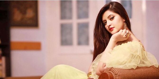 নতুন স্ট্যাটাসে যা বললেন পরীমনি