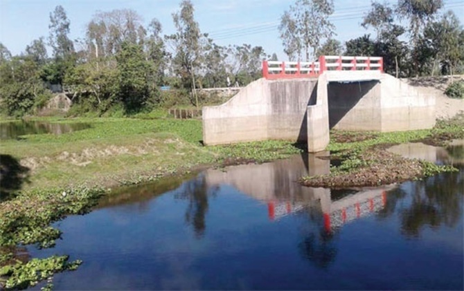 ব্রিজ আছে রাস্তা নেই, ৬ বছরেও চোখে পড়েনি এলজিইডির