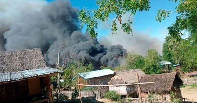মিয়ানমারে ফের গ্রাম পোড়াল সামরিক বাহিনী, আগুনে দুই বৃদ্ধের মৃত্যু