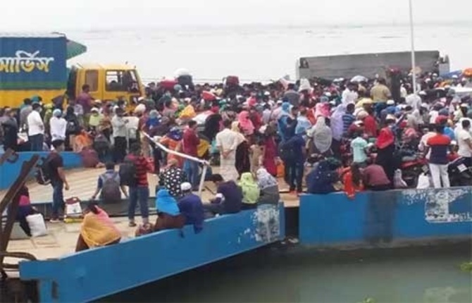 নিষেধাজ্ঞা অমান্য করে শিমুলিয়া-বাংলাবাজারে ফেরিতে যাত্রী পারাপার