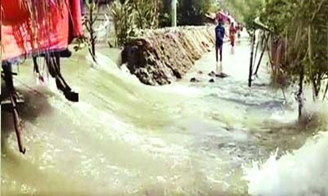 মেরামতের ৬ ঘণ্টা পরেই ভেঙ্গে গেলো হরিশখালী বেড়িবাঁধ