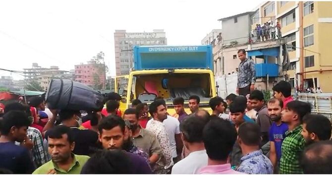 গাজীপুরে ট্রাকচাপায় নারী শ্রমিকের মৃত্যু, সড়ক অবরোধ