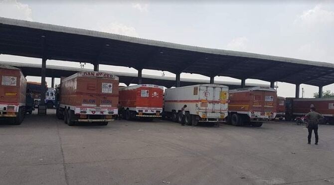 ভারত থেকে বেনাপোল বন্দর দিয়ে ৮টি ট্রাকে করে ১৩০ মেট্রিক টন বিস্ফোরক দ্রব্য আমদানি