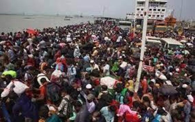 গ্রামে ছুটছে মানুষ, শিমুলিয়ায় জনস্রোত