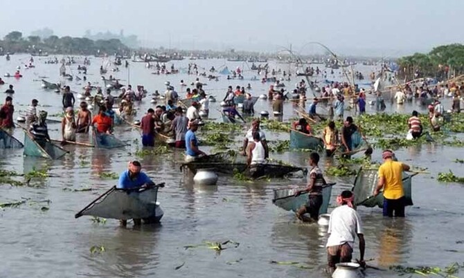 দেশি মাছ ধরার ক্ষেত্রে আসতে পারে নিষেধাজ্ঞা