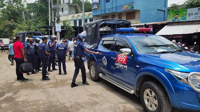 কুষ্টিয়ায় প্রকাশ্য দিবালোকে মা-বাবা ও সন্তানকে গুলি করে হত্যা