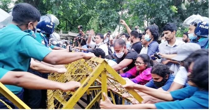 শিক্ষা মন্ত্রণালয় অভিমুখে পুলিশি বাধার সম্মুখীন ছাত্রজোট