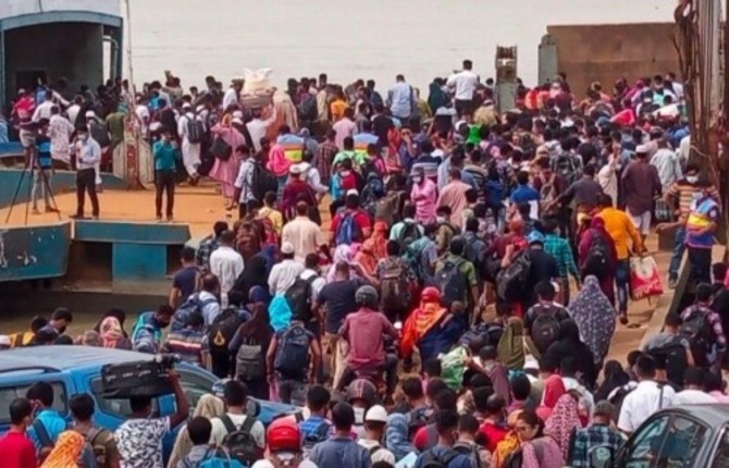 শিমুলিয়াঘাট হয়ে আজও ঢাকা ছাড়ছে মানুষ, মোড়ে মোড়ে রয়েছে পুলিশ