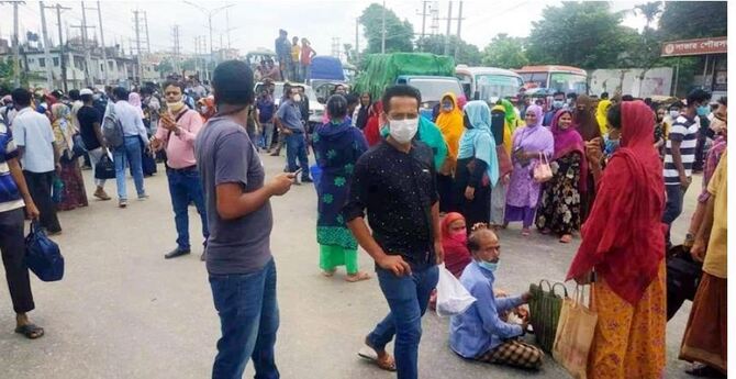 গণপরিবহন বন্ধ থাকায় কাজে যেতে ভোগান্তি, শ্রমিকদের সড়ক অবরোধ