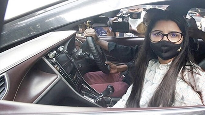 ডিবি কার্যালয়ে পরীমনি