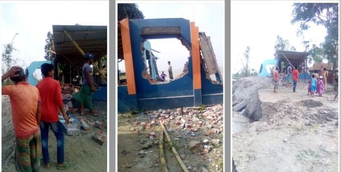 নদী গর্ভে বিলীন গ্রামের একমাত্র মসজিদটি