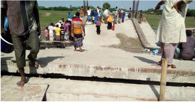 নির্মাণ শেষ হওয়ার আগেই ভেঙে পড়ল ২ কোটি টাকার ব্রিজ