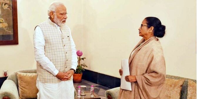 মোদির কাছে আম পাঠিয়ে ‘ভদ্রতার’ বার্তা মমতার