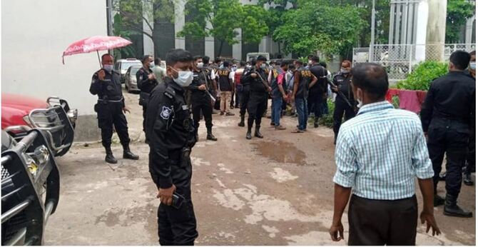 ঢাকা মেডিকেলে র‍্যাবের অভিযান, ২৪ দালাল আটক