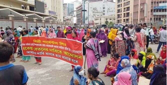 বকেয়া বেতনের দাবিতে মতিঝিলে পোশাক শ্রমিকদের সড়ক অবরোধ