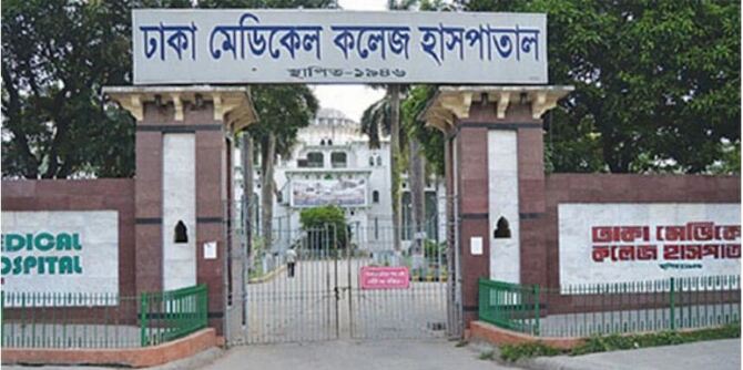 ওয়ারীতে লেগুনা উল্টে চালকের স্ত্রী নিহত