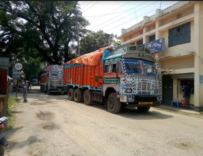 ভারতীয় পণ্যবাহী ট্রাকে ফ্রিতে ঢুকছে হিলি স্থলবন্দরে করোনা ভাইরাস!