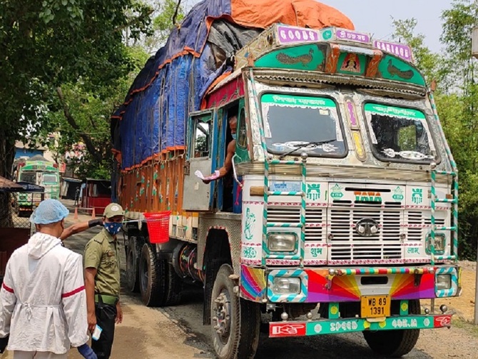 ৪৮ ঘন্টায় হিলি সীমান্তে ১৭ জন করোনায় আক্রান্ত
