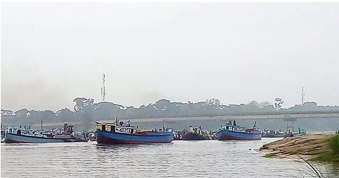 বালু উত্তোলনে ঝুঁকিতে সিলেটের দীর্ঘতম ধলাই ব্রিজ