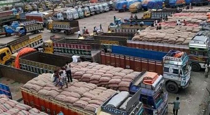 বেনাপোল স্থলবন্দর দিয়ে ৪০ দিন পর আবারও ভারত থেকে পেঁয়াজ আমদানি শুরু