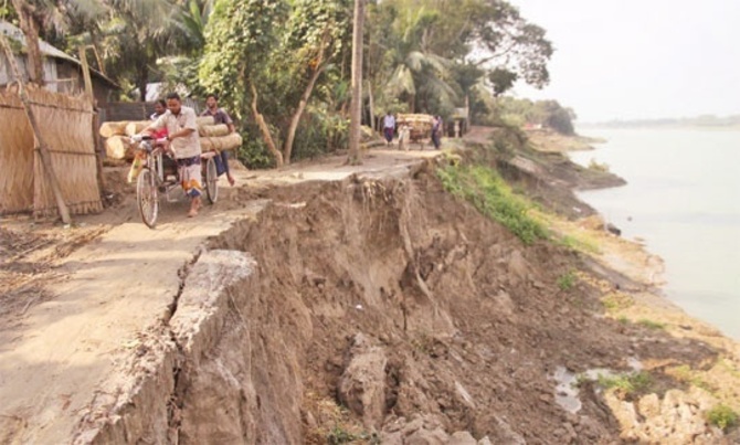 মধুমতীর তীব্র ভাঙনে বিলীন বসতবাড়ি