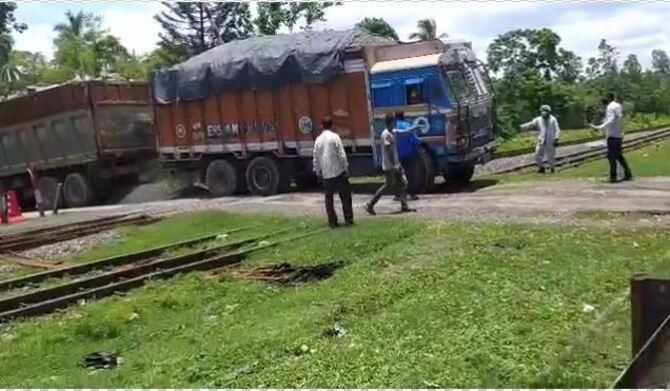 হঠাৎ ভারতীয় পাথর বোঝাই ট্রাক রেল লাইনের উপরে বিকল