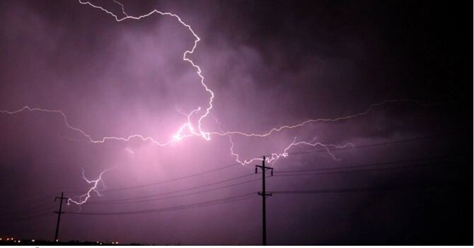 ঘরের চালা ঠিক করতে গিয়ে বজ্রপাতে প্রাণ গেল স্বামী-স্ত্রীর