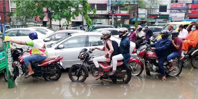 রাজধানীতে যানজটে ঘরমুখী মানুষের ভোগান্তি
