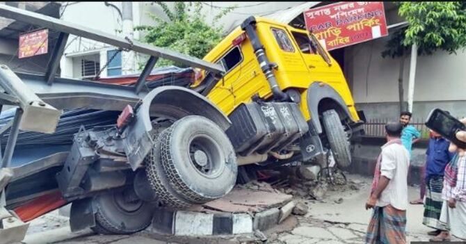 উত্তর বাড্ডায় সড়কে উল্টে আছে লরি, যানজট