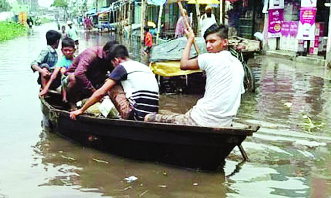 ফতুল্লায় সড়কে নৌকা